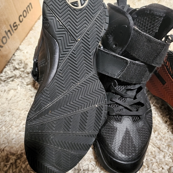 Ektio Brand Basketball/Athletic shoes.  $100 /pair. - Picture 6 of 8